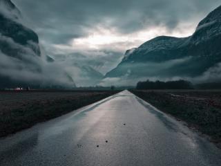 обои Дорога у гор в свинцовом тумане фото
