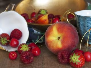 обои Персик и садовые ягоды фото
