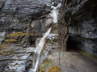 обои Водопад и тоннель фото