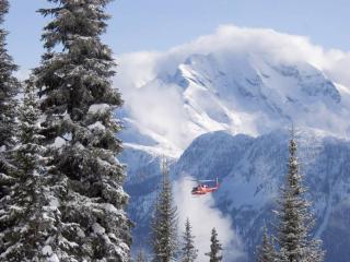 обои Вертолёт среди снежных гор фото