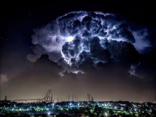 обои Грозовое облако,   освещенное молнией фото