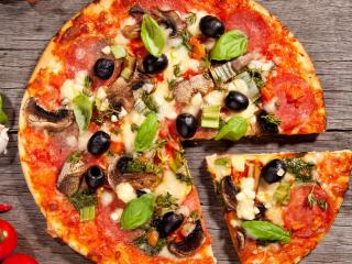 обои Вкусная пицца с оливками фото