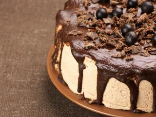 обои Шоколадно-сливочный торт на коричневом блюдце фото