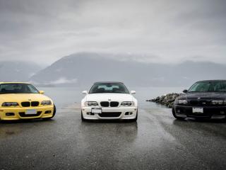 обои Три разноцветных BMW на берегу залива фото