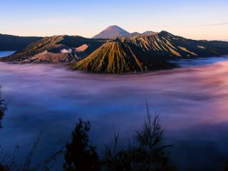 обои Долина вулканов в тумане фото