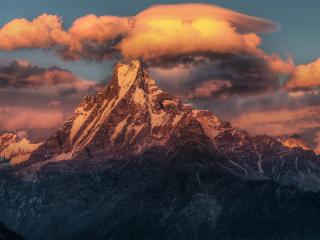 обои Каменная гора цепляет облака фото