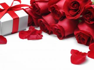 обои Букет красных роз и подарок фото