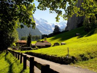 обои Дорога к альпийской деревушке фото