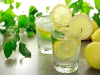 обои Вода с лимоном - напиток лета фото