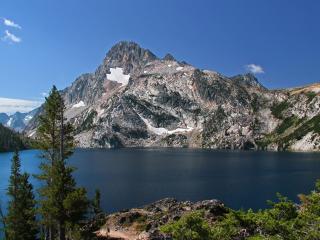 обои Горное озеро у лысой горы фото