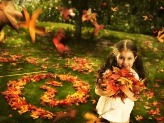 обои Девочка с осенними листьями фото