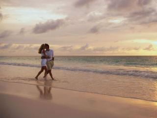 обои Влюблённая пара идёт по берегу моря фото