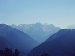 обои Горы в голубой утренней дымке фото