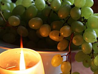 обои Свеча освещает виноград фото