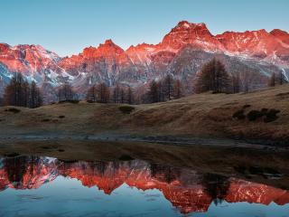 обои Зеркальная река у красных гор фото