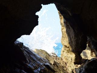 обои Пещера в скале у моря фото