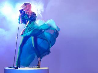 обои Певица на сцене в голубом тумане фото
