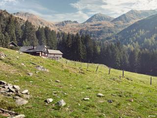 обои Альпийская деревня в красочном месте фото