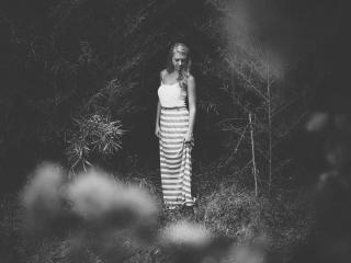 обои Черно-белый фотоснимок девушки в лесу фото