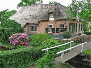 обои для рабочего стола: Кирпичный домик в Голландской деревне Гитхорн (Giethoorn)