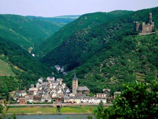 обои Маленький городок и замок в горах фото