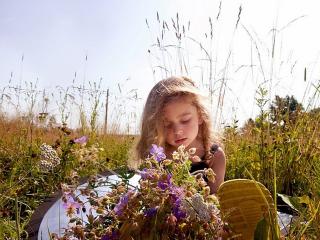 обои Девочка с полевыми цветами фото