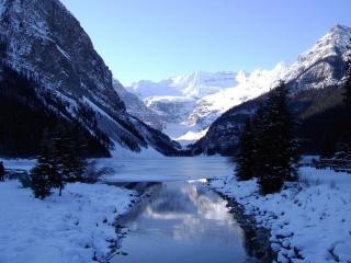 обои Не замерзший зимний ручей, среди заснеженных гор фото