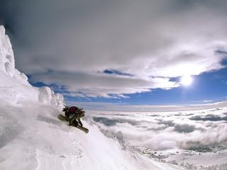 обои Сноубордист спускается с вершины фото
