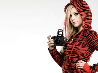 обои Avril Lavigne с фотоаппаратом фото