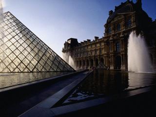 обои для рабочего стола: Стеклянная пирамида Лувра во дворе Наполеона