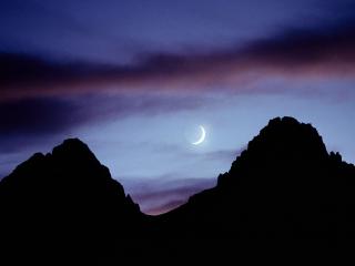 обои Вид луны между ночных гор фото