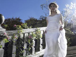 обои Кира Найтли в белом платье спускается по лестнице фото