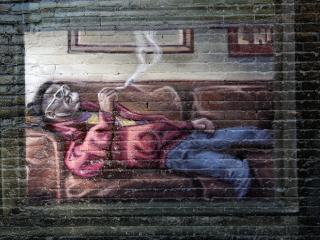 обои Граффити на тематику GTA IV - чел на диване фото