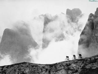 обои Три велосипедиста в горах фото