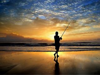 обои Рыбак на берегу моря фото