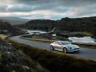 обои Aston Martin DB9 на фоне леса фото