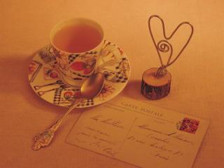 обои для рабочего стола: Утренний чай, почтовая открытка и статуэтка в виде сердца
