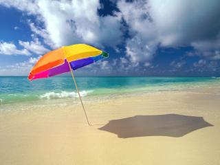 обои Радужный зонт на пляже, у самого моря фото