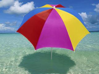 обои Разноцветный зонт в море фото