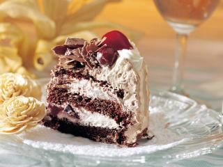 обои Кусочек торта с белым кремом и шоколадными прослойками фото