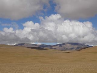 обои Степь и горы Тибета фото