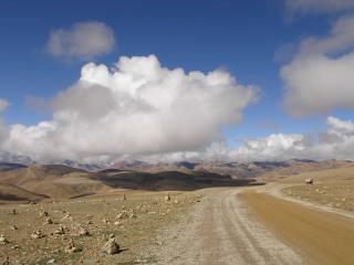 обои Тибетская дорога в пустыне фото