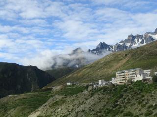 обои Тибетское село с видом на горы фото