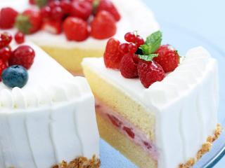 обои для рабочего стола: Кусочек торта с ягодами