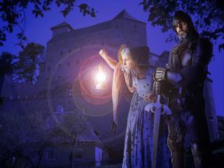обои Ночь, рыцарь и девушка с фонариком фото