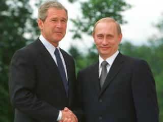 обои Путин пожимает руку Джорджу Бушу фото
