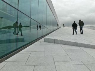 обои Walk the Roof at Oslo Opera House фото