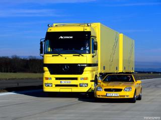 обои Желтые мерседессы грузовой и легковой фото