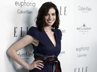 обои Anne Hathaway inblue dress фото