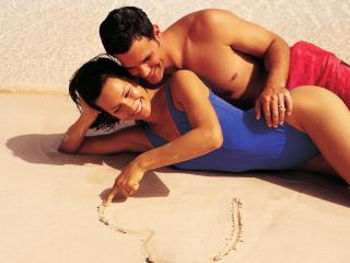 обои Влюбленная пара на песке фото